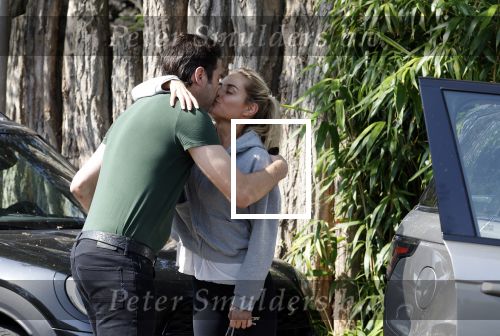 Bussum 9 september 2023
Xander Buisonje kust zijn vrouw Sophie als hij naar een optreden in Breda gaat. Xander heeft een vrouwlijke chauffeur  en vertrekt vanaf huis.