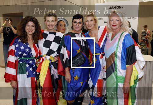 Amsterdam 3 september 2024
Opening van de Amsterdam Fashion Week AFW met een catwalk voor de Linda Foundation.
O.A. liepen mee , Worthy de Jong Winonah de Jong Dyantha Brooks Anouk Smulders Fockeline Ouwerkerk Dyanne Beekman Irene v d Laar Carolien Spoor Victoria Koblenko Zineb Fallouk Quinty Trustfull Tanja Jess Susan Visser IOris v Lunenberg Lauren Verster Marlijn Werdenburg Dani Bles Isa Hoes Anita Witzier Merel Westrik Hilmar Mulder Imanuelle Grives Vivian Slingerland (met dochter) en Hadewich Minis. Noa Vahle was aanwezig namens de Linda Foundation.