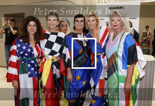 Amsterdam 3 september 2024
Opening van de Amsterdam Fashion Week AFW met een catwalk voor de Linda Foundation.
O.A. liepen mee , Worthy de Jong Winonah de Jong Dyantha Brooks Anouk Smulders Fockeline Ouwerkerk Dyanne Beekman Irene v d Laar Carolien Spoor Victoria Koblenko Zineb Fallouk Quinty Trustfull Tanja Jess Susan Visser IOris v Lunenberg Lauren Verster Marlijn Werdenburg Dani Bles Isa Hoes Anita Witzier Merel Westrik Hilmar Mulder Imanuelle Grives Vivian Slingerland (met dochter) en Hadewich Minis. Noa Vahle was aanwezig namens de Linda Foundation.