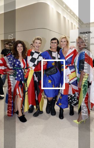 Amsterdam 3 september 2024
Opening van de Amsterdam Fashion Week AFW met een catwalk voor de Linda Foundation.
O.A. liepen mee , Worthy de Jong Winonah de Jong Dyantha Brooks Anouk Smulders Fockeline Ouwerkerk Dyanne Beekman Irene v d Laar Carolien Spoor Victoria Koblenko Zineb Fallouk Quinty Trustfull Tanja Jess Susan Visser IOris v Lunenberg Lauren Verster Marlijn Werdenburg Dani Bles Isa Hoes Anita Witzier Merel Westrik Hilmar Mulder Imanuelle Grives Vivian Slingerland (met dochter) en Hadewich Minis. Noa Vahle was aanwezig namens de Linda Foundation.
