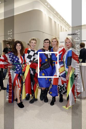 Amsterdam 3 september 2024
Opening van de Amsterdam Fashion Week AFW met een catwalk voor de Linda Foundation.
O.A. liepen mee , Worthy de Jong Winonah de Jong Dyantha Brooks Anouk Smulders Fockeline Ouwerkerk Dyanne Beekman Irene v d Laar Carolien Spoor Victoria Koblenko Zineb Fallouk Quinty Trustfull Tanja Jess Susan Visser IOris v Lunenberg Lauren Verster Marlijn Werdenburg Dani Bles Isa Hoes Anita Witzier Merel Westrik Hilmar Mulder Imanuelle Grives Vivian Slingerland (met dochter) en Hadewich Minis. Noa Vahle was aanwezig namens de Linda Foundation.