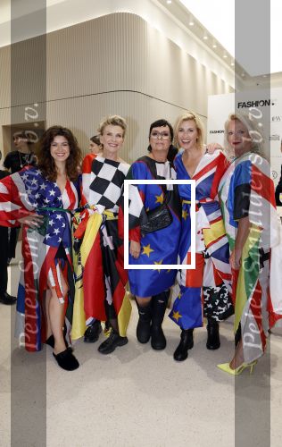 Amsterdam 3 september 2024
Opening van de Amsterdam Fashion Week AFW met een catwalk voor de Linda Foundation.
O.A. liepen mee , Worthy de Jong Winonah de Jong Dyantha Brooks Anouk Smulders Fockeline Ouwerkerk Dyanne Beekman Irene v d Laar Carolien Spoor Victoria Koblenko Zineb Fallouk Quinty Trustfull Tanja Jess Susan Visser IOris v Lunenberg Lauren Verster Marlijn Werdenburg Dani Bles Isa Hoes Anita Witzier Merel Westrik Hilmar Mulder Imanuelle Grives Vivian Slingerland (met dochter) en Hadewich Minis. Noa Vahle was aanwezig namens de Linda Foundation.