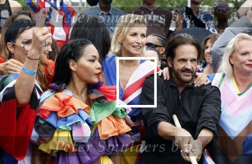 Amsterdam 3 september 2024
Opening van de Amsterdam Fashion Week AFW met een catwalk voor de Linda Foundation.
O.A. liepen mee , Worthy de Jong Winonah de Jong Dyantha Brooks Anouk Smulders Fockeline Ouwerkerk Dyanne Beekman Irene v d Laar Carolien Spoor Victoria Koblenko Zineb Fallouk Quinty Trustfull Tanja Jess Susan Visser IOris v Lunenberg Lauren Verster Marlijn Werdenburg Dani Bles Isa Hoes Anita Witzier Merel Westrik Hilmar Mulder Imanuelle Grives Vivian Slingerland (met dochter) en Hadewich Minis. Noa Vahle was aanwezig namens de Linda Foundation.