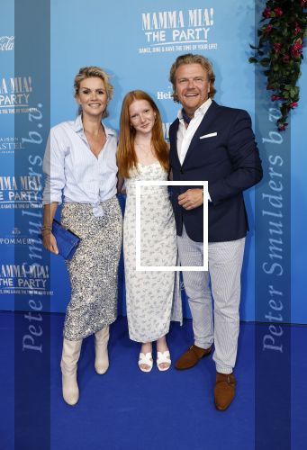 Rotterdam 27 september 2024
Premiere Mamma mia the party in  Schiecentrale. Bastiaan ragas en Tooske Ragas met hun dochter