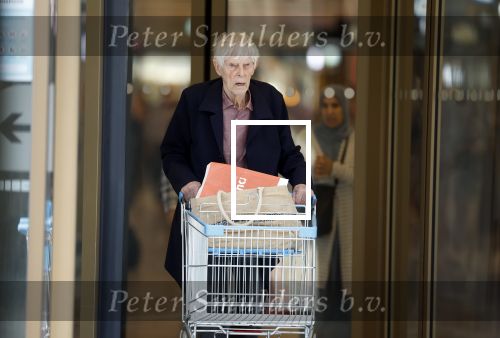 Maarssen 19 september 2024
Berend Boudewijn rijdt op zijn 88e nog auto en doet zelfstandig zijn boodschappen in het winkelcentrum van Maarssen.