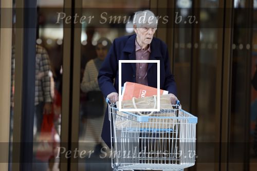 Maarssen 19 september 2024
Berend Boudewijn rijdt op zijn 88e nog auto en doet zelfstandig zijn boodschappen in het winkelcentrum van Maarssen.