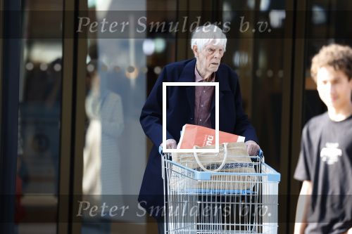 Maarssen 19 september 2024
Berend Boudewijn rijdt op zijn 88e nog auto en doet zelfstandig zijn boodschappen in het winkelcentrum van Maarssen.