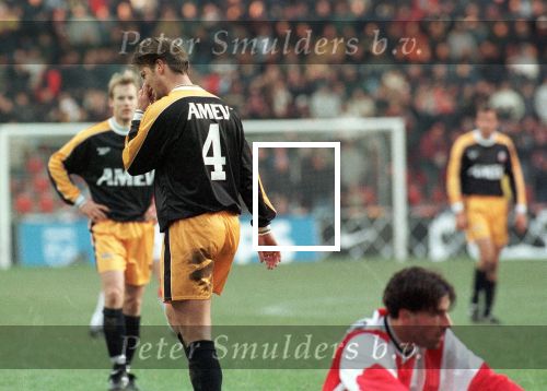 Eindhoven, 22 november 1998
PSV-FC Utrecht, eindstand 5-0
FC Utrecht speler Bernard Schuitema krijgt in zijn eerste wedstrijd voor zijn nieuwe werkgever rood nadat hij Ruud v Nistelrooij onderuit heeft gehaald.