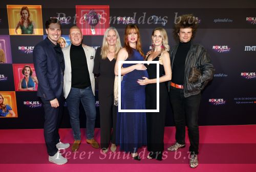 Den Bosch 28 september 2024
Premiere Rokjesdag in de Brabant hallen met in de cast oa Abbey Hoes, Leo Alkemade, Brigitte Heitzer, Lykele Muus, Bertrie Wierenga en Kiefer Zwart.Daarnaast zijn er onder meer rollen weggelegd voor Sinan Eroglu, Peter Bolhuis, Tineke Schouten, Patrick Martens en Maaike Martens. Bertrie Wieringa met familie en partner Dorian Bindels