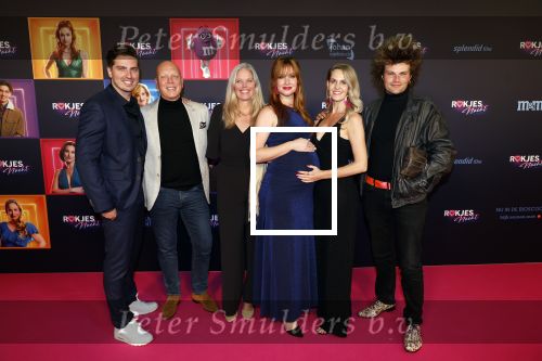 Den Bosch 28 september 2024
Premiere Rokjesdag in de Brabant hallen met in de cast oa Abbey Hoes, Leo Alkemade, Brigitte Heitzer, Lykele Muus, Bertrie Wierenga en Kiefer Zwart.Daarnaast zijn er onder meer rollen weggelegd voor Sinan Eroglu, Peter Bolhuis, Tineke Schouten, Patrick Martens en Maaike Martens. Bertrie Wieringa met familie en partner Dorian Bindels