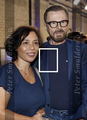 Rotterdam 27 september 2024
Premiere Mamma mia the party in  Schiecentrale. Bjorn Ulvaeus met een vriendin van Karin Riethoven