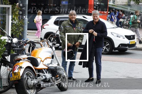 Amsterdam 16 september 2024
Oscar Hammerstein en Bram Moszkowicz na een lunch in Amsterdam zuid . Oscar is op zijn BMW Motor
