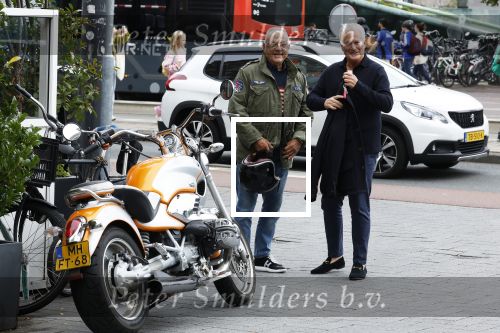 Amsterdam 16 september 2024
Oscar Hammerstein en Bram Moszkowicz na een lunch in Amsterdam zuid . Oscar is op zijn BMW Motor