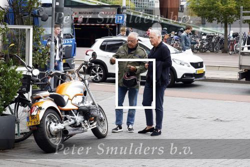 Amsterdam 16 september 2024
Oscar Hammerstein en Bram Moszkowicz na een lunch in Amsterdam zuid . Oscar is op zijn BMW Motor