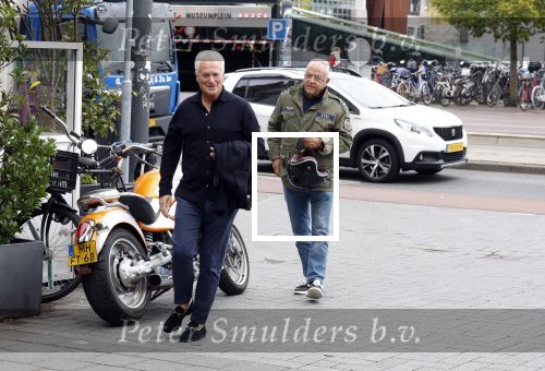 Amsterdam 16 september 2024
Oscar Hammerstein en Bram Moszkowicz na een lunch in Amsterdam zuid . Oscar is op zijn BMW Motor