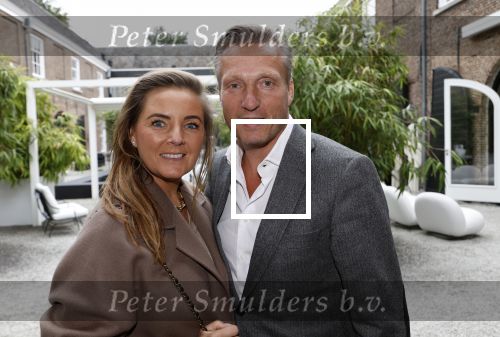 Naarden 25 september 2024
Presentatie bank Jan des Bouvrie (door kunstenaar Job Smeets) bij het arsenaal . david Bijlsma met zijn vrouw