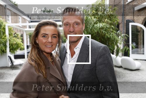 Naarden 25 september 2024
Presentatie bank Jan des Bouvrie (door kunstenaar Job Smeets) bij het arsenaal . david Bijlsma met zijn vrouw