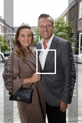 Naarden 25 september 2024
Presentatie bank Jan des Bouvrie (door kunstenaar Job Smeets) bij het arsenaal . david Bijlsma met zijn vrouw