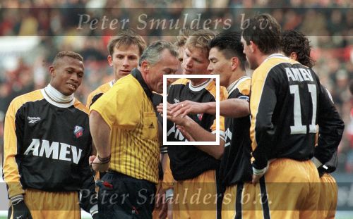Eindhoven, 22 november 1998
PSV-FC Utrecht, eindstand 5-0
Scheidsrechter Dick Jol wordt belaagd door een aantal FC Utrecht-spelers nadat hij rood heeft getrokkende voor de debuterende Bernard Schuitema
Op de foto v.l.n.r.: Etienne Shew Atjon, Alfons Groenendijk, Michael Mols en Emiel v Eijkeren.