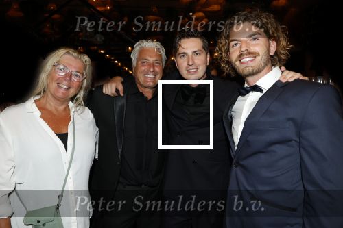 Barneveld 21 september 2024
Premiere Musical 40-45 met in de hoofdrollen Soy Kroon Dorian Bindels  Babette v Veen Sjoerd Pleijsier en Kees Boot . Dorian Bindels met zwangere vriendin Bertrie Wieringa zijn vader en moeder en broer