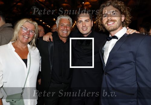 Barneveld 21 september 2024
Premiere Musical 40-45 met in de hoofdrollen Soy Kroon Dorian Bindels  Babette v Veen Sjoerd Pleijsier en Kees Boot . Dorian Bindels met zwangere vriendin Bertrie Wieringa zijn vader en moeder en broer