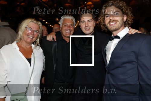 Barneveld 21 september 2024
Premiere Musical 40-45 met in de hoofdrollen Soy Kroon Dorian Bindels  Babette v Veen Sjoerd Pleijsier en Kees Boot . Dorian Bindels met zwangere vriendin Bertrie Wieringa zijn vader en moeder en broer