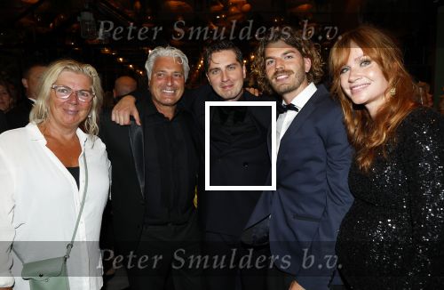 Barneveld 21 september 2024
Premiere Musical 40-45 met in de hoofdrollen Soy Kroon Dorian Bindels  Babette v Veen Sjoerd Pleijsier en Kees Boot . Dorian Bindels met zwangere vriendin Bertrie Wieringa zijn vader en moeder en broer
