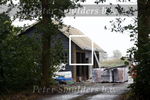 Noordwijkerhout 27 september 2024
Maxime Meiland en Leroy hebben vandaag de eerste paal van hun huis geslagen . Er zijn ook twee extra grote schuren geplaatst