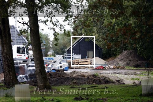 Noordwijkerhout 27 september 2024
Maxime Meiland en Leroy hebben vandaag de eerste paal van hun huis geslagen . Er zijn ook twee extra grote schuren geplaatst