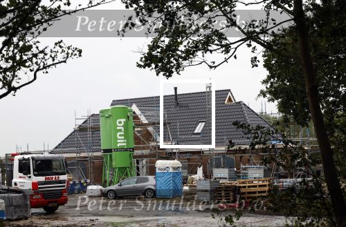 Noordwijkerhout 27 september 2024
Maxime Meiland en Leroy hebben vandaag de eerste paal van hun huis geslagen . Er zijn ook twee extra grote schuren geplaatst