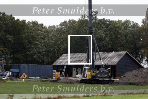 Noordwijkerhout 27 september 2024
Maxime Meiland en Leroy hebben vandaag de eerste paal van hun huis geslagen . Er zijn ook twee extra grote schuren geplaatst