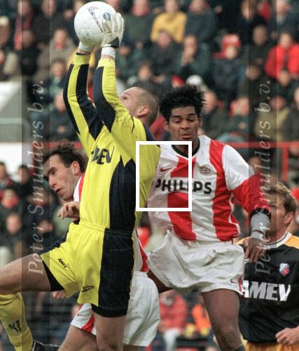 Eindhoven, 22 november 1998
PSV-FC Utrecht, eindstand 5-0
Aanval van Jirgen Dirkx en Abel Xavier op doelman Frank Kooiman van FC Utrecht.