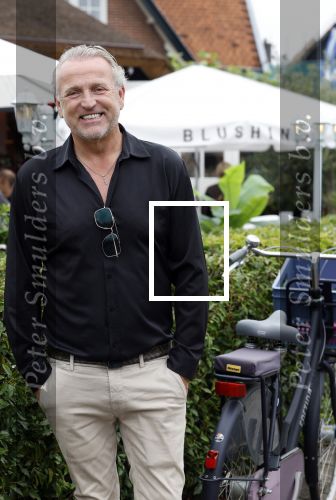 Blaricum 4 september 2024
Fietstocht met allemaal specialized S Works fietsen vanaf Blushing Blaricum van Gordon .
Oa doen mee , Winston Gerschtanowitz Louis Talpe Mark Tuitert Laurens ten Dam Roxane Knetemann Thomas v d Vlucht Johan Museeuw Thomas Dekker Ireen Wust Erben Wennemars  Joy Beune en haar partner Kjeld Nuis .
