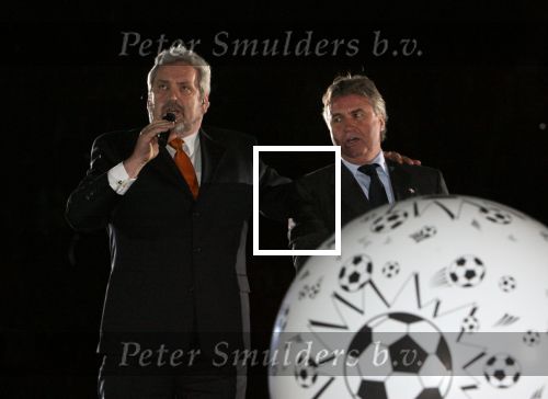 Eindhoven, 12 April 2006 Kompetitiewedstrijd PSV-Feyenoord, eindstand 1-1    Seizoen 2005/2006
Afscheid Guus Hiddink samen in duet zingend met Ernst Daniel Smid