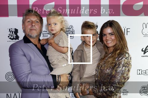 Amsterdam 11 september 2024
Fabulous Mama awards in All out in Amsterdam. Jan Dulles en zijn vrouw Caroline Mol en hun kinderen