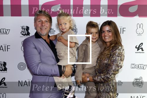Amsterdam 11 september 2024
Fabulous Mama awards in All out in Amsterdam. Jan Dulles en zijn vrouw Caroline Mol en hun kinderen