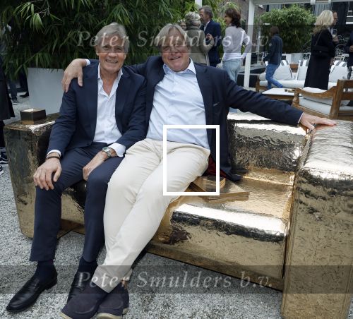Naarden 25 september 2024
Presentatie bank Jan des Bouvrie (door kunstenaar Job Smeets) bij het arsenaal . Jan Wieger v d  Linden en collega uit Den Haag