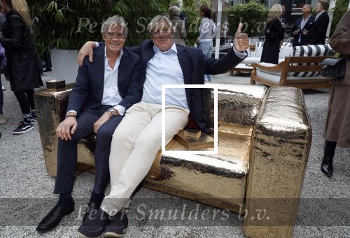 Naarden 25 september 2024
Presentatie bank Jan des Bouvrie (door kunstenaar Job Smeets) bij het arsenaal . Jan Wieger v d  Linden en collega uit Den Haag