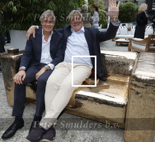 Naarden 25 september 2024
Presentatie bank Jan des Bouvrie (door kunstenaar Job Smeets) bij het arsenaal . Jan Wieger v d  Linden en collega uit Den Haag