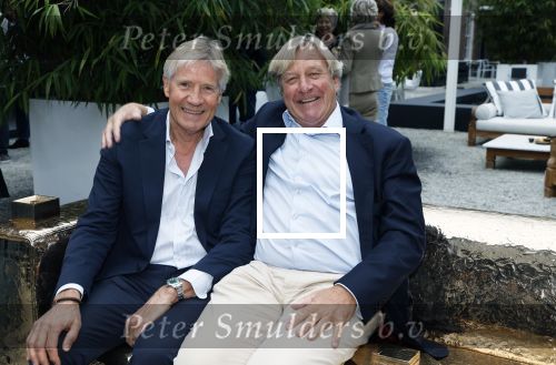 Naarden 25 september 2024
Presentatie bank Jan des Bouvrie (door kunstenaar Job Smeets) bij het arsenaal . Jan Wieger v d  Linden en collega uit Den Haag