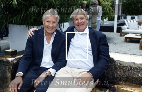 Naarden 25 september 2024
Presentatie bank Jan des Bouvrie (door kunstenaar Job Smeets) bij het arsenaal . Jan Wieger v d  Linden en collega uit Den Haag