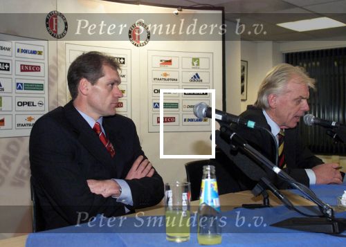 Rotterdam, 20 december 1998
Op de foto Leo Beenhakker tijdens de perscoferentie na afloop van de topper Feyenoord-AJAX,eindstand 1-1
De nieuw coach Jan Wouters luistert aandachtig toe.

FOTO PETER SMULDERS BV