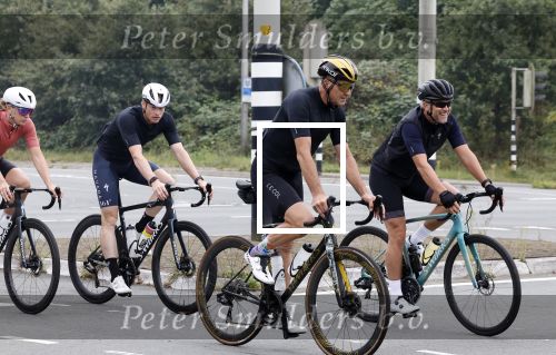 Blaricum 4 september 2024
Fietstocht met allemaal specialized S Works fietsen vanaf Blushing Blaricum van Gordon .
Oa doen mee , Winston Gerschtanowitz Louis Talpe Mark Tuitert Laurens ten Dam Roxane Knetemann Thomas v d Vlucht Johan Museeuw Thomas Dekker Ireen Wust Erben Wennemars  Joy Beune en haar partner Kjeld Nuis .