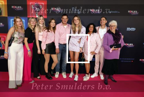 Den Bosch 28 september 2024
Premiere Rokjesdag in de Brabant hallen met in de cast oa Abbey Hoes, Leo Alkemade, Brigitte Heitzer, Lykele Muus, Bertrie Wierenga en Kiefer Zwart.Daarnaast zijn er onder meer rollen weggelegd voor Sinan Eroglu, Peter Bolhuis, Tineke Schouten, Patrick Martens en Maaike Martens. Johan Neijenhuis met vriendin en familie