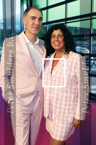 Den Bosch 28 september 2024
Premiere Rokjesdag in de Brabant hallen met in de cast oa Abbey Hoes, Leo Alkemade, Brigitte Heitzer, Lykele Muus, Bertrie Wierenga en Kiefer Zwart.Daarnaast zijn er onder meer rollen weggelegd voor Sinan Eroglu, Peter Bolhuis, Tineke Schouten, Patrick Martens en Maaike Martens. Johan Neijenhuis met vriendin en familie