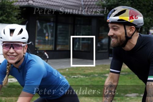 Blaricum 4 september 2024
Fietstocht met allemaal specialized S Works fietsen vanaf Blushing Blaricum van Gordon .
Oa doen mee , Winston Gerschtanowitz Louis Talpe Mark Tuitert Laurens ten Dam Roxane Knetemann Thomas v d Vlucht Johan Museeuw Thomas Dekker Ireen Wust Erben Wennemars  Joy Beune en haar partner Kjeld Nuis . Kjeld heeft een grote Tattoo op zijn arm met daarop Joy Beune