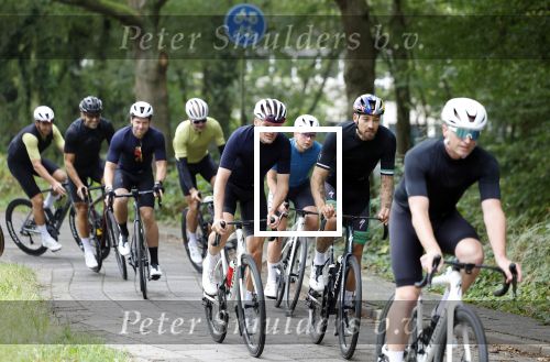 Blaricum 4 september 2024
Fietstocht met allemaal specialized S Works fietsen vanaf Blushing Blaricum van Gordon .
Oa doen mee , Winston Gerschtanowitz Louis Talpe Mark Tuitert Laurens ten Dam Roxane Knetemann Thomas v d Vlucht Johan Museeuw Thomas Dekker Ireen Wust Erben Wennemars  Joy Beune en haar partner Kjeld Nuis .