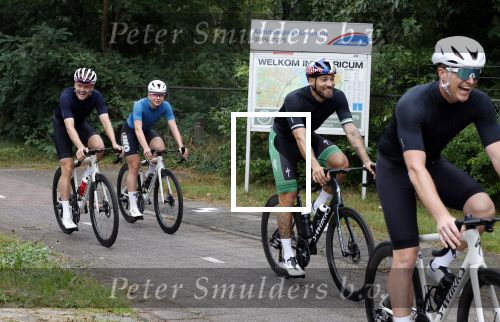 Blaricum 4 september 2024
Fietstocht met allemaal specialized S Works fietsen vanaf Blushing Blaricum van Gordon .
Oa doen mee , Winston Gerschtanowitz Louis Talpe Mark Tuitert Laurens ten Dam Roxane Knetemann Thomas v d Vlucht Johan Museeuw Thomas Dekker Ireen Wust Erben Wennemars  Joy Beune en haar partner Kjeld Nuis .
