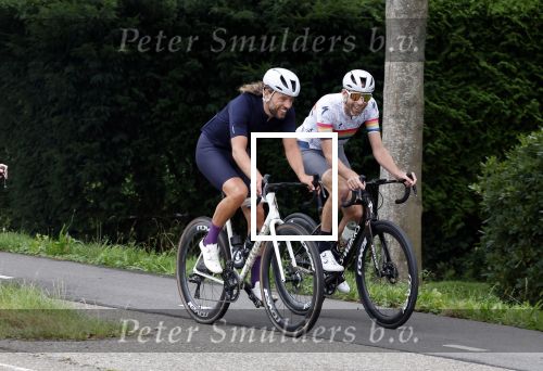 Blaricum 4 september 2024
Fietstocht met allemaal specialized S Works fietsen vanaf Blushing Blaricum van Gordon .
Oa doen mee , Winston Gerschtanowitz Louis Talpe Mark Tuitert Laurens ten Dam Roxane Knetemann Thomas v d Vlucht Johan Museeuw Thomas Dekker Ireen Wust Erben Wennemars  Joy Beune en haar partner Kjeld Nuis .