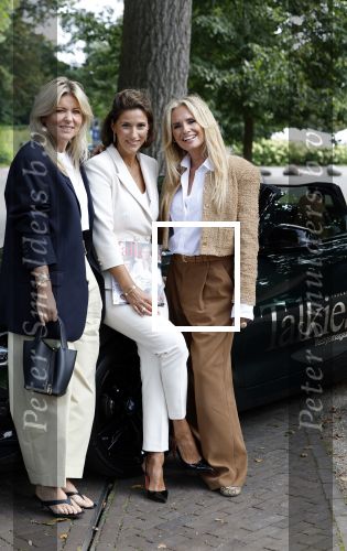 Laren 5 september 2024
Presentatie nieuwe Talkies met op de cover Leontine Ruiters  en Lonneke Nooteboom bij de Singer in Laren .